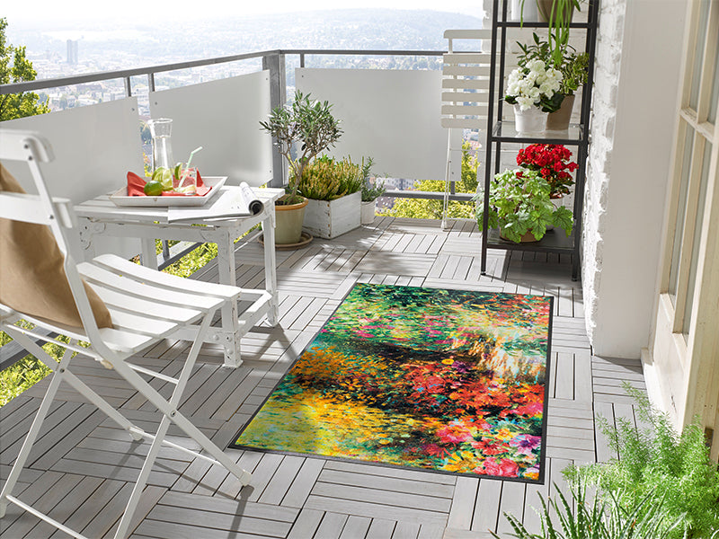 Fußmatte mit bunter Gartenlandschaft auf dem Balkon