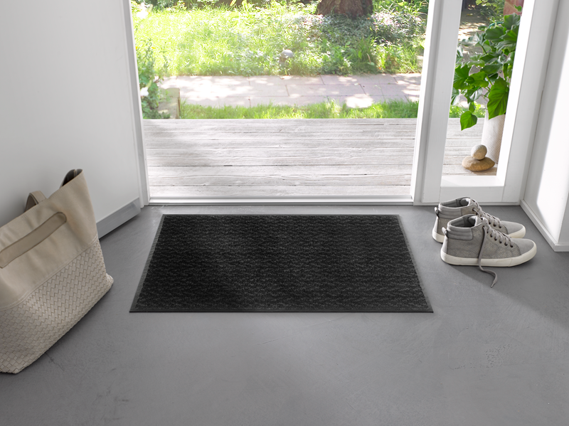Fußmatte in schwarz dezent gemustert vor der Tür