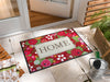 Fußmatte mit Rosen und Schriftzug "HOME" vor der Tür