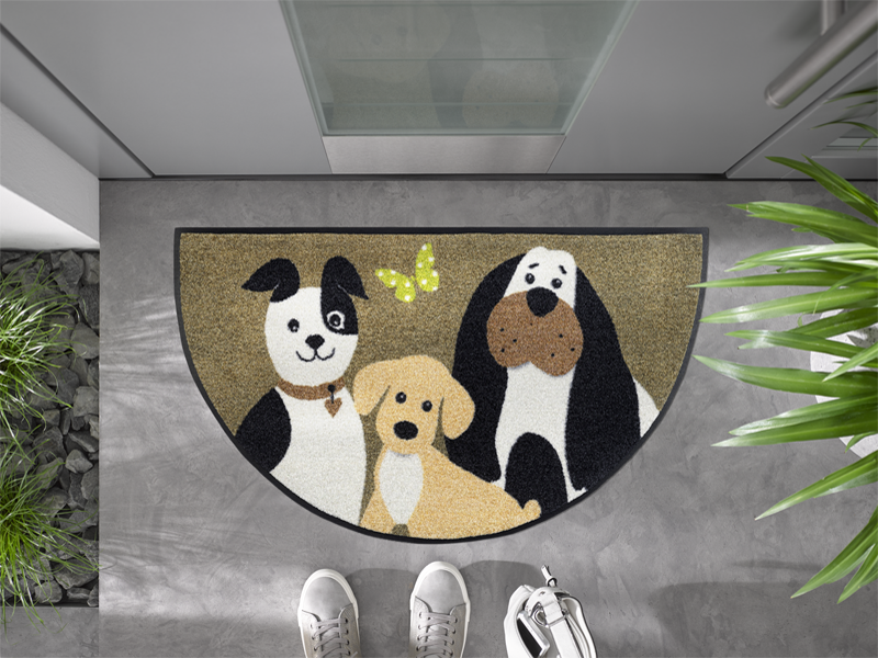 Halbrunde Fußmatte mit drei Hunden vor der Tür