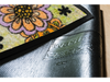 Rückenansicht der halbrunden Fußmatte mit Blumenornamente und Schrift "Happy Place"