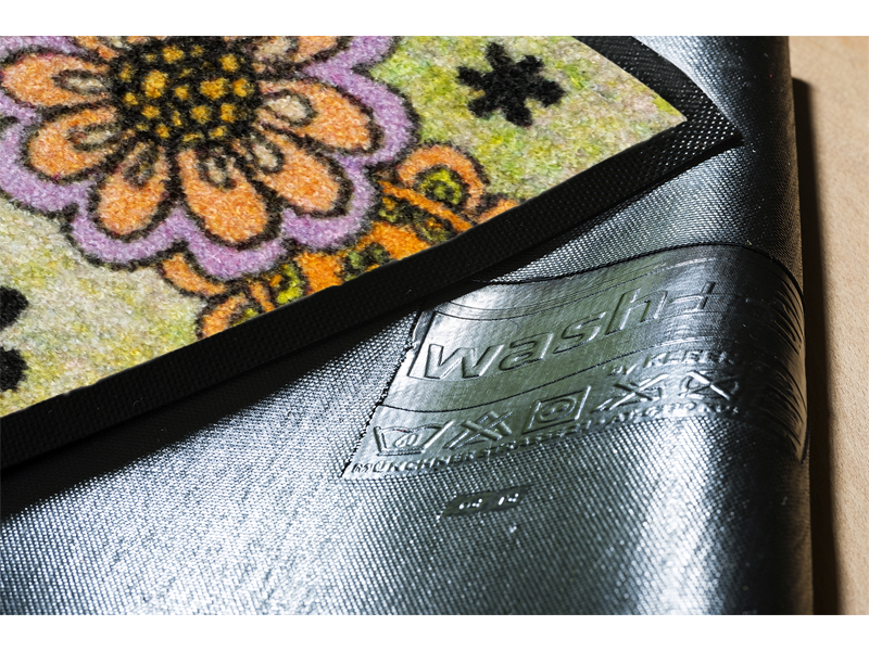 Rückenansicht der halbrunden Fußmatte mit Blumenornamente und Schrift "Happy Place"