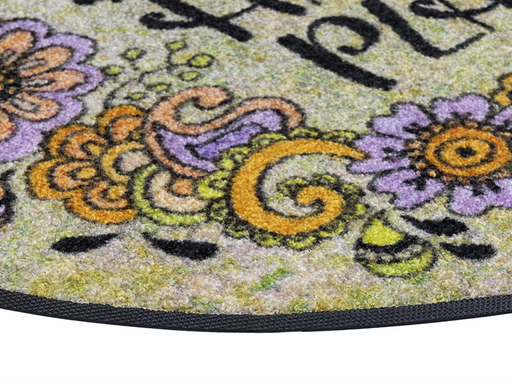 Eckansicht der halbrunden Fußmatte mit Blumenornamente und Schrift "Happy Place"