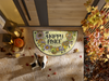 Halbrunde Fußmatte mit Blumenornamente und Schrift "Happy Place" vor der Tür