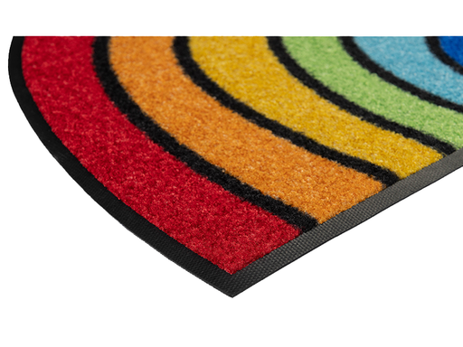 Eckansicht der Fußmatte mit buntem Regenbogen
