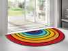 Fußmatte mit buntem Regenbogen im Eingangsbereich