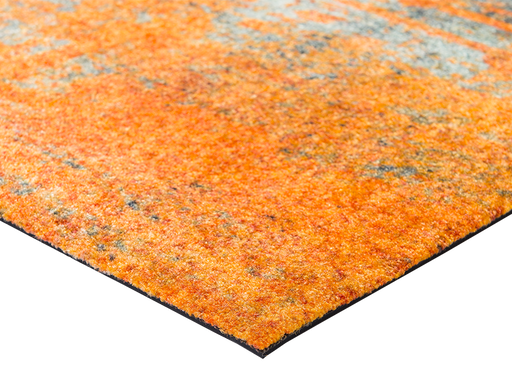 Eckansicht der Fußmatte mit rustikaler grau-oranger Musterung