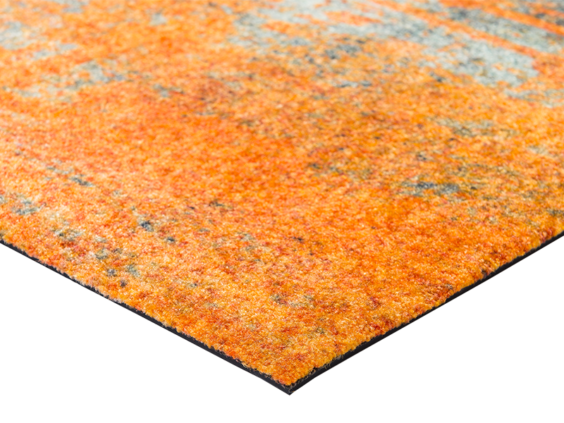 Eckansicht der Fußmatte mit rustikaler grau-oranger Musterung