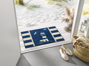 Fußmatte mit Leuchtturm und Möwen in blau-sandfarben vor der Tür