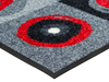 Eckansicht der Fußmatte mit runden Kreisen in rot-grauen Farben