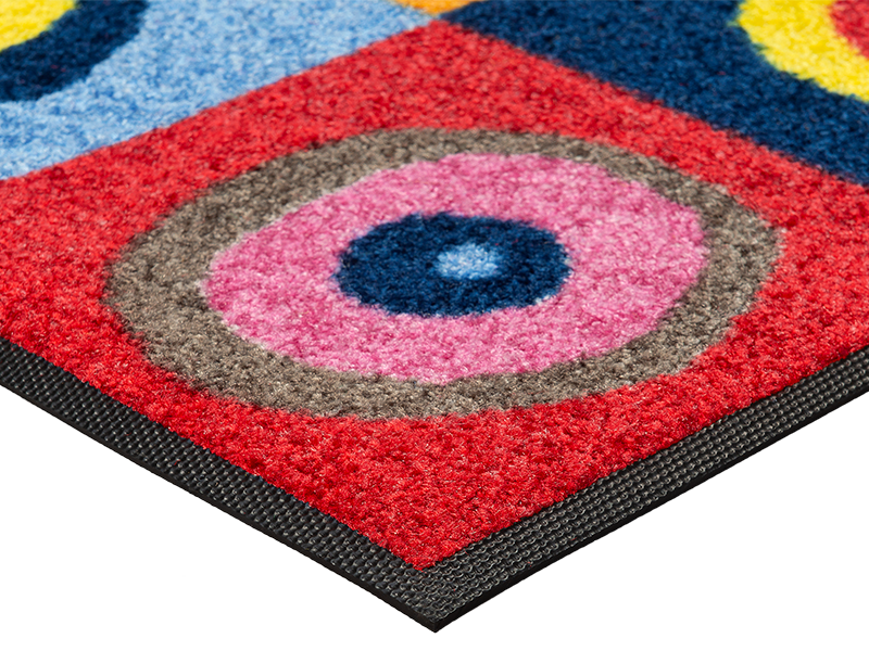 Eckansicht der Fußmatte mit runden Kreisen in bunten Farben