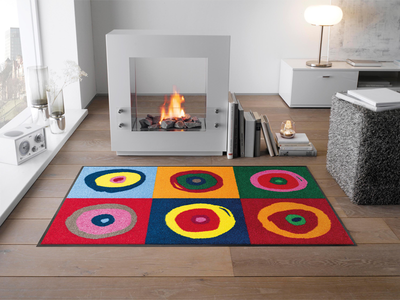 Fußmatte mit runden Kreisen in bunten Farben im Wohnzimmer