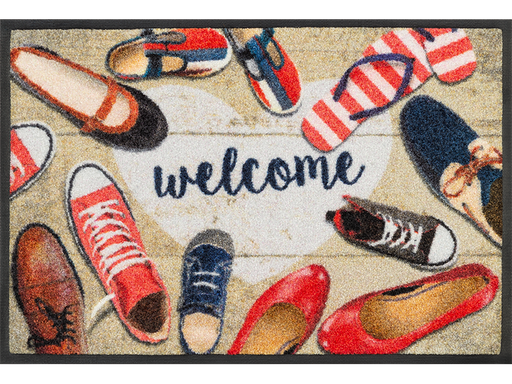 Fußmatte mit Schuhen und Schrift "welcome"