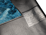 Rückenansicht der Fußmatte mit Zug in winterlicher Waldlandschaft