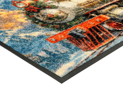 Eckansicht der Fußmatte mit Zug in winterlicher Waldlandschaft