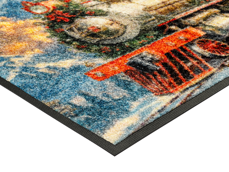 Eckansicht der Fußmatte mit Zug in winterlicher Waldlandschaft