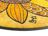 Eckansicht der runden Fußmatte mit gelbem Sonnenblumenmotiv