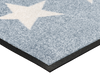 Eckansicht der Fußmatte mit drei weißen Sternen auf hellgrauem Hintergrund