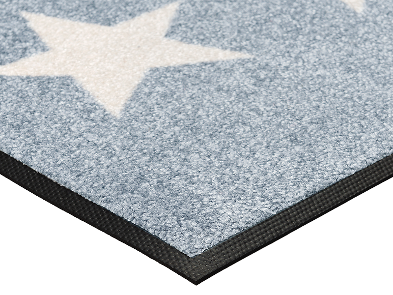Eckansicht der Fußmatte mit drei weißen Sternen auf hellgrauem Hintergrund
