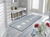 Fußmatte mit drei weißen Sternen auf hellgrauem Hintergrund im Eingangsbereich