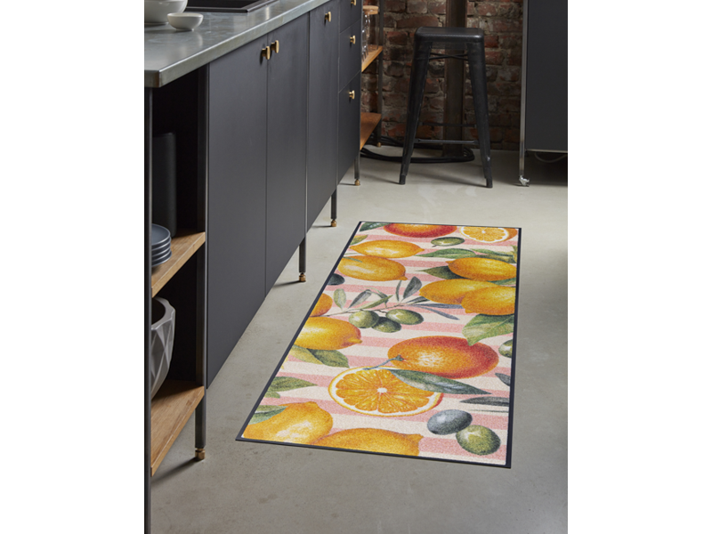 Läufer mit Zitronen und Orangen in der Küche