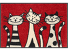 rote Fußmatte mit drei Katzen auf der Fußmatte