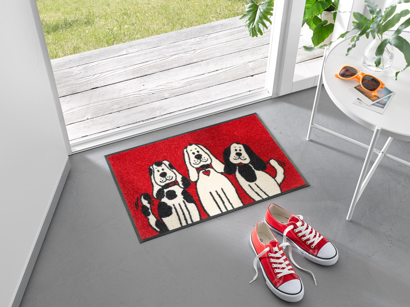 rote Fußmatte mit drei Hunden im Eingangsbereich
