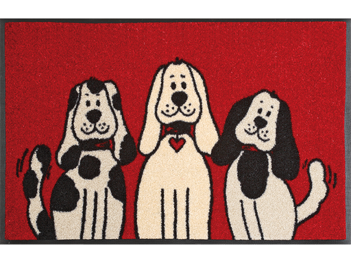 rote Fußmatte mit drei Hunden