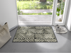 Fußmatte mit braun-grauem Rautendesign vor der Tür