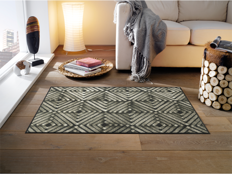 Fußmatte mit braun-grauem Rautendesign im Wohnzimmer