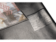 Rückenansicht der Fußmatte mit Pfeilen und Rauten Muster