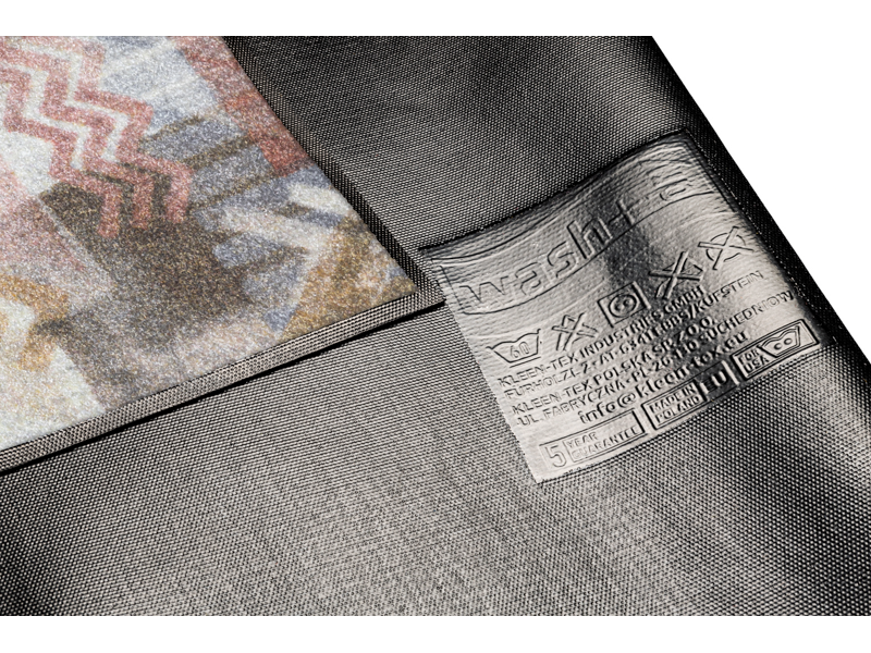 Rückenansicht der Fußmatte mit Pfeilen und Rauten Muster