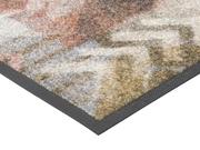 Eckansicht der Fußmatte mit Pfeilen und Rauten Muster