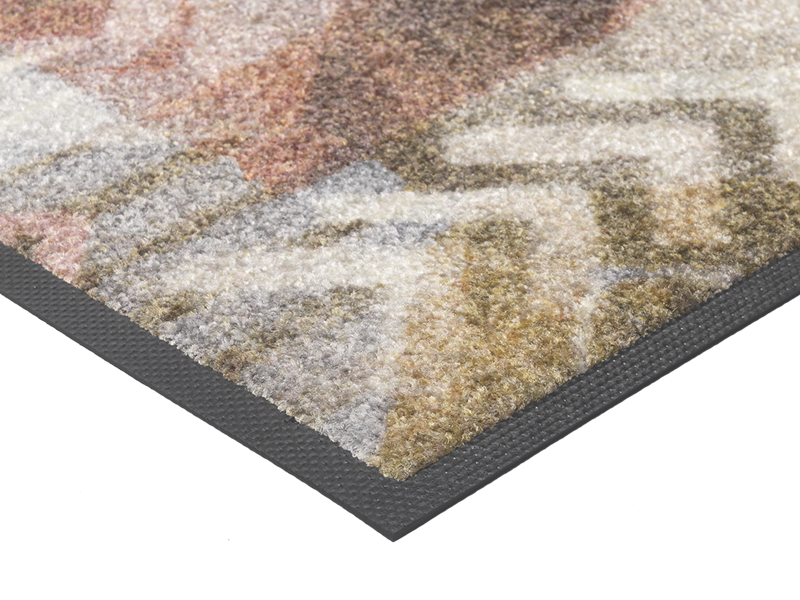 Eckansicht der Fußmatte mit Pfeilen und Rauten Muster