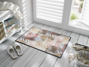 Fußmatte mit Pfeilen und Rauten Muster vor der Tür