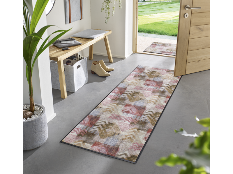 Fußmatte und Läufer mit Pfeilen und Rauten Muster vor der Tür