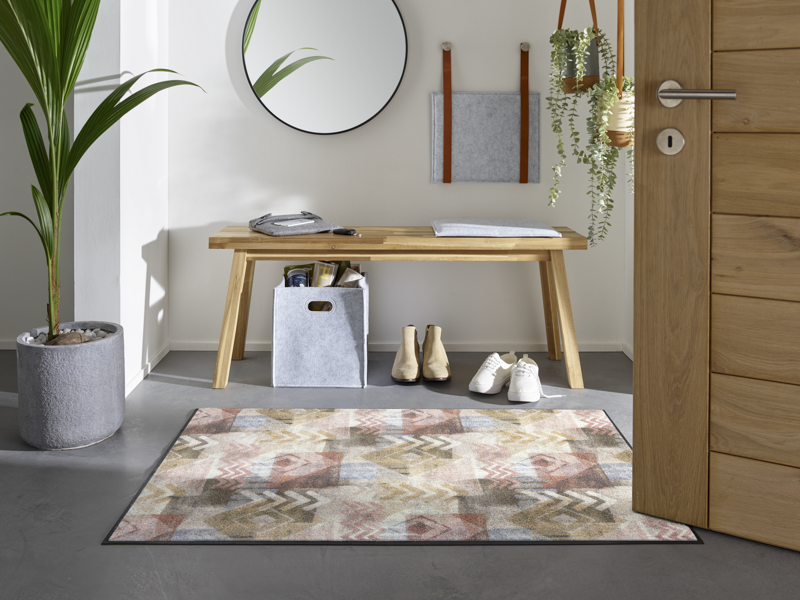 Fußmatte mit Pfeilen und Rauten Muster in der Garderobe