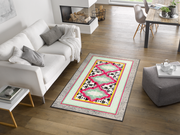 Fußmatte mit buntem Muster im Wohnzimmer