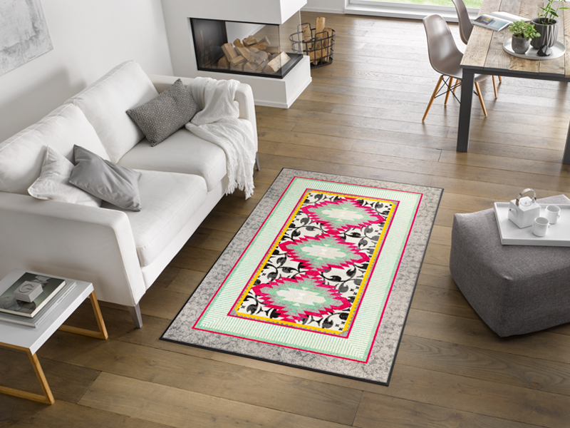 Fußmatte mit buntem Muster im Wohnzimmer
