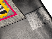 Rückenansicht der Fußmatte mit buntem Muster