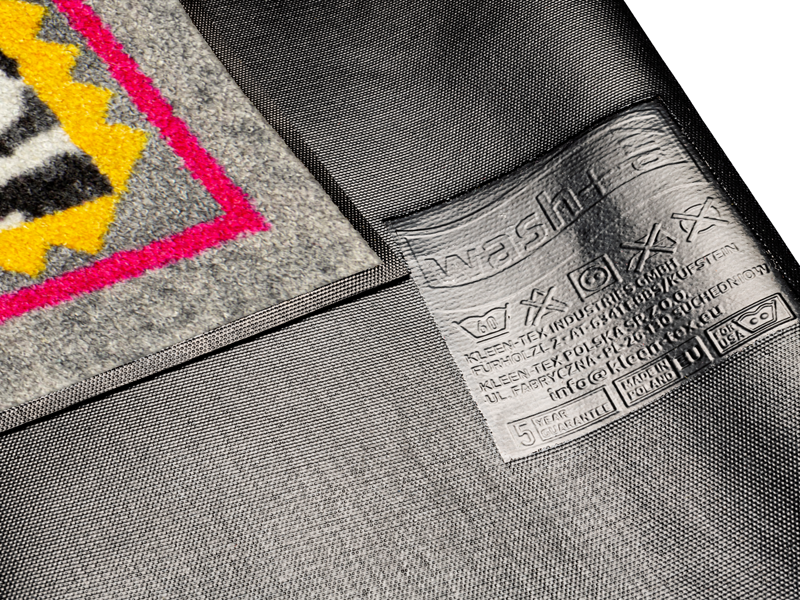 Rückenansicht der Fußmatte mit buntem Muster