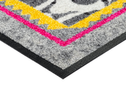 Eckansicht der Fußmatte mit buntem Muster