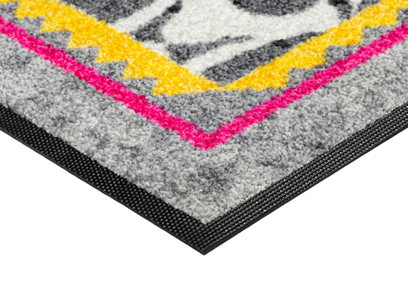 Eckansicht der Fußmatte mit buntem Muster