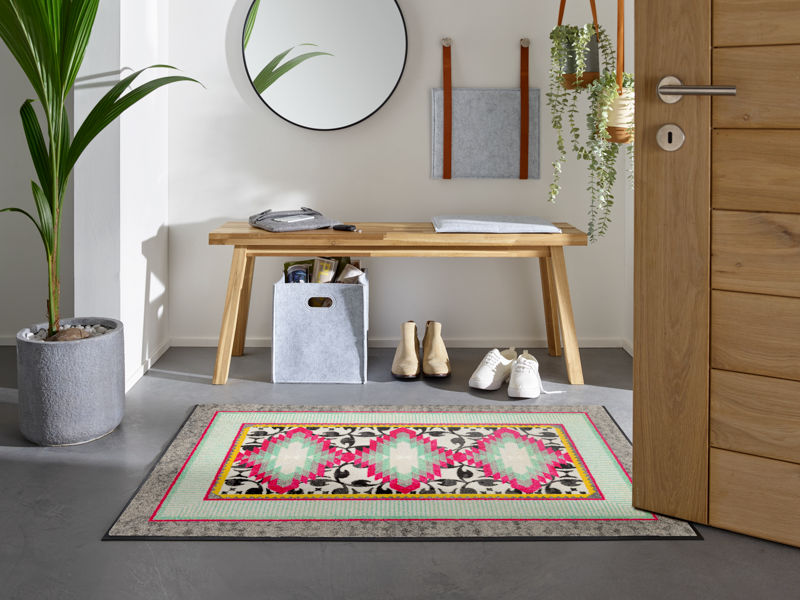 Fußmatte mit buntem Muster in der Garderobe