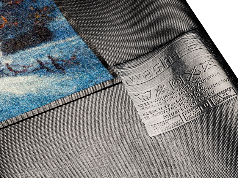 Rückenansicht der Fußmatte mit winterlicher Landschaft und Häusern