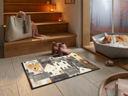 Eckdetail der Fußmatte mit Reihenhäusern in grauen Farben vor der Stiege