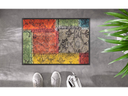 Fußmatte mit bunten Farbflächen auf dem Fußboden