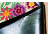 Rückenansicht der Fußmatte mit Blumen und Schriftzug "Welcome"