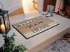 hellbraune Fußmatte mit Ornament und Schriftzug "WELCOME HOME" vor der Haustür