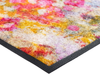 Eckansicht der farbenfrohen Fußmatte mit bunten Farbkleksen
